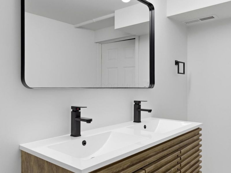 1884 Barnett Court W, Columbus, OH 43227 Photo 32