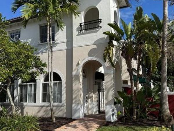 3633 NW 30th St, Lauderdale Lakes, FL 33311