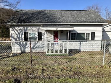 25 3rd Street, Gypsy, WV 26361