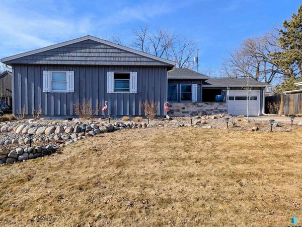 2405 S Lyndale Ave, Sioux Falls, SD 57105