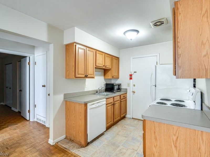 25600 Country Club Boulevard, Unit 4, North Olmsted, OH 44070 Photo 10