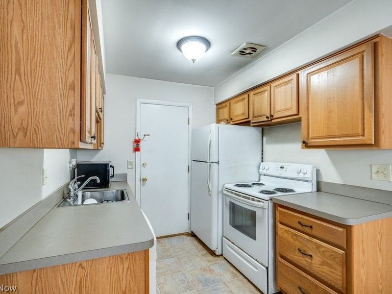 25600 Country Club Boulevard, Unit 4, North Olmsted, OH 44070 Photo 12