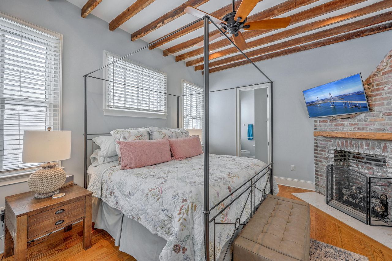 26 Charlotte Street Photo 27