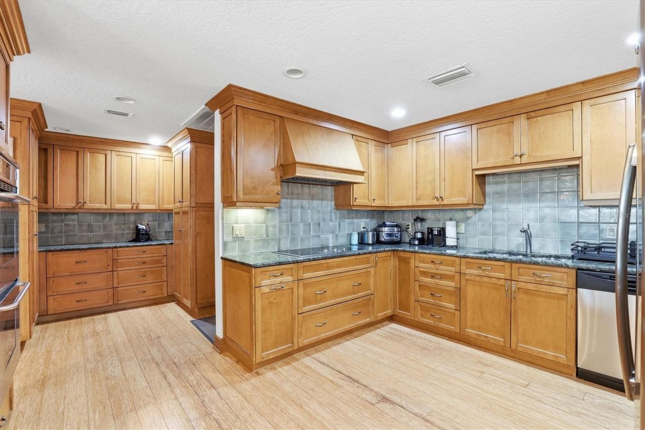 807 W Russell Drive , Plant City, FL 33563 Photo