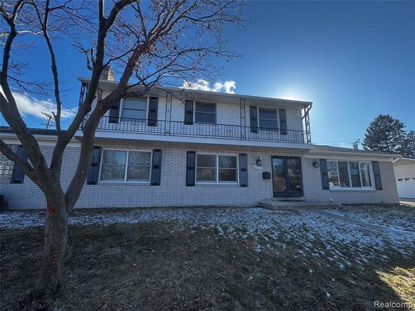 855 Avon Court, Grosse Pointe Woods, MI 48236