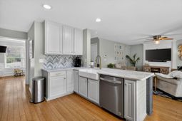 1425 Water Edge Drive photo 4