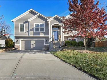 9004 SW 9th Terrace Court, Blue Springs, MO 64064