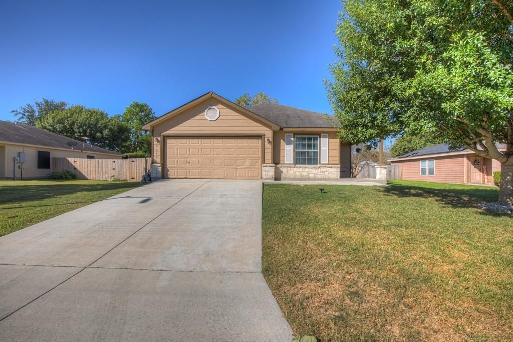 2042 Dragon Trl, New Braunfels, TX 78130 Main Photo