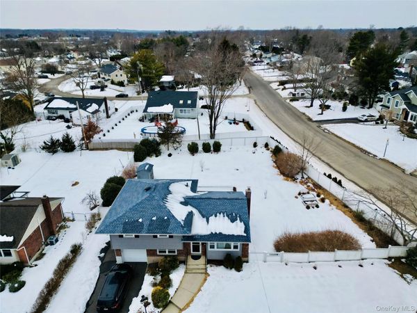 10 Kings Park Road, Commack, NY 11725