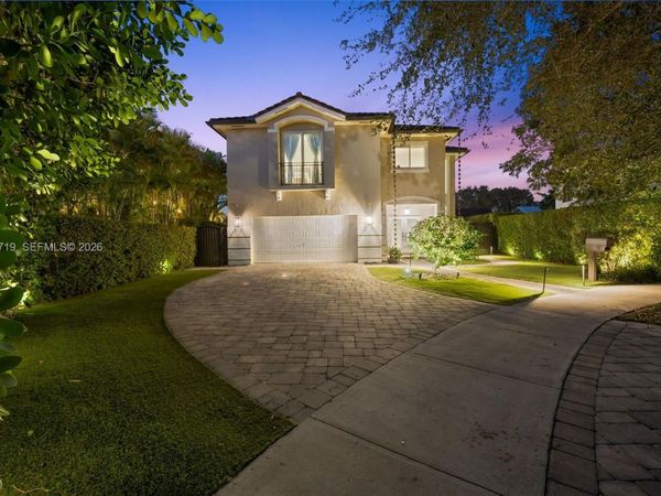 6061 SW 13th St , West Miami, FL 33144