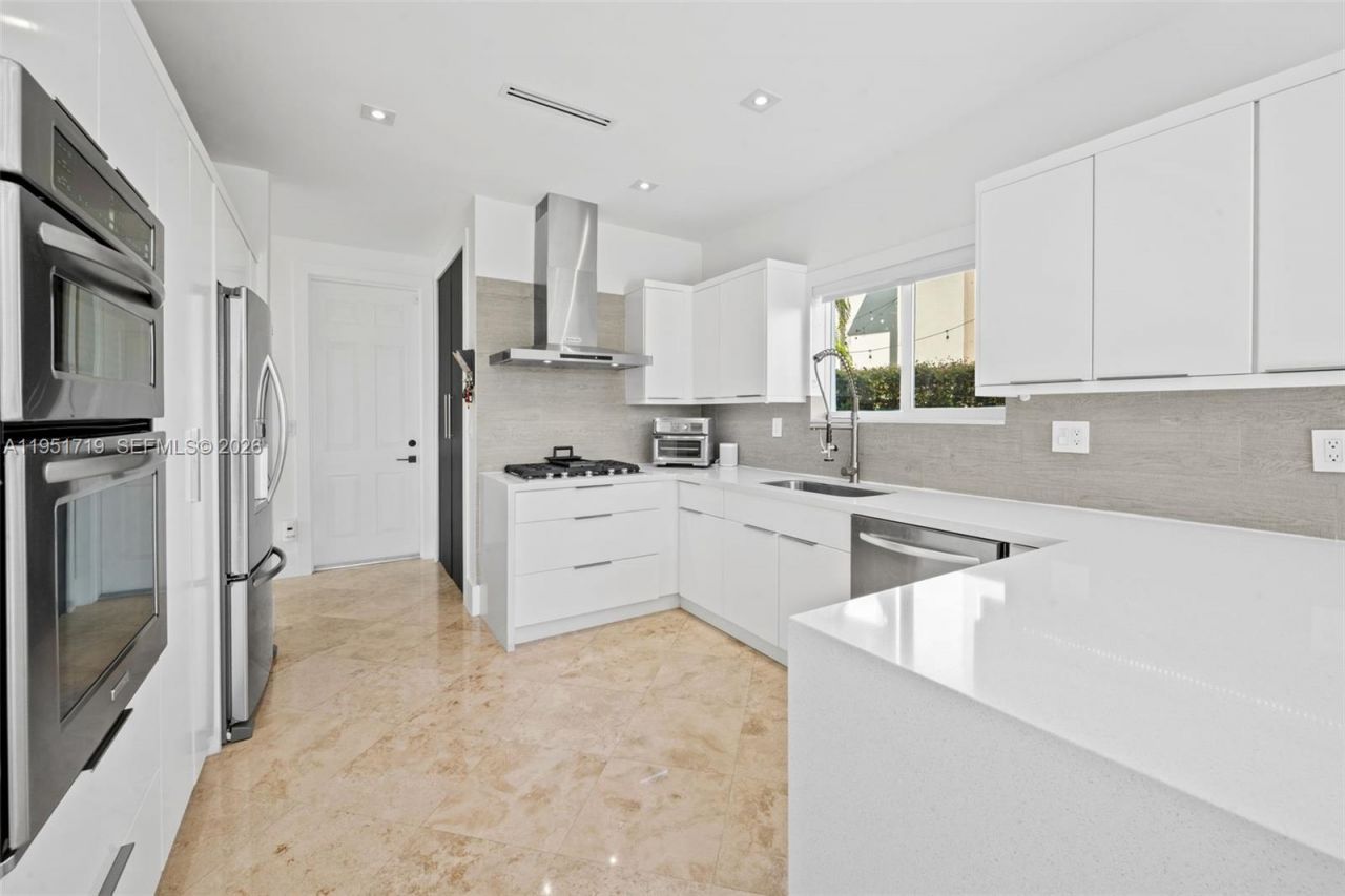 6061 SW 13th St , West Miami, FL 33144 Photo