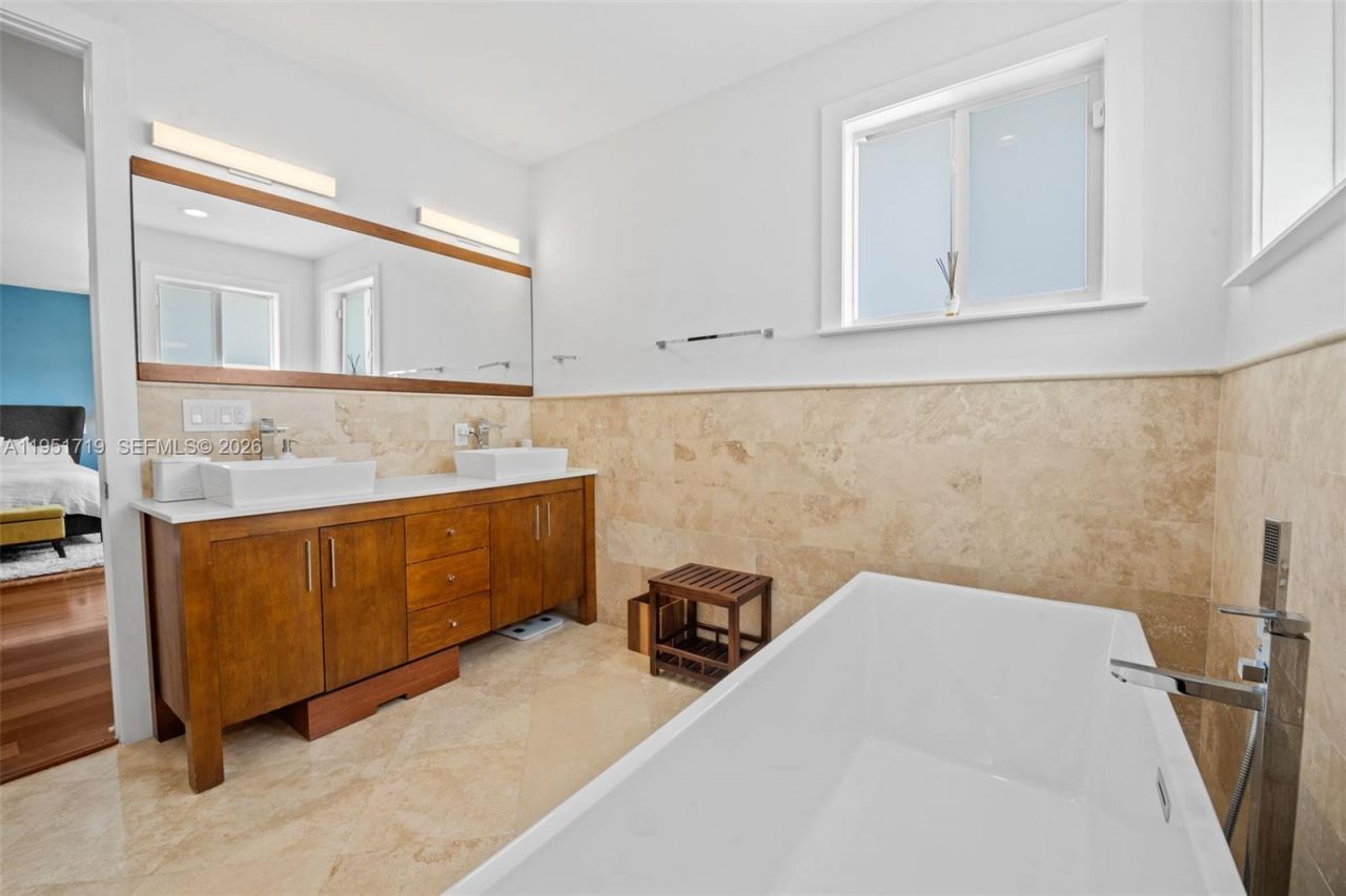 6061 SW 13th St , West Miami, FL 33144 Photo