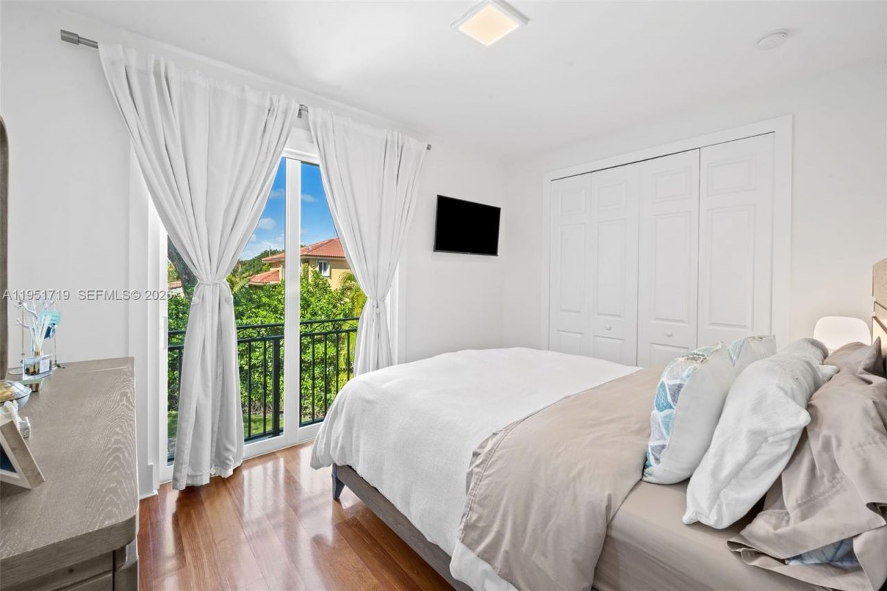 6061 SW 13th St , West Miami, FL 33144 Photo