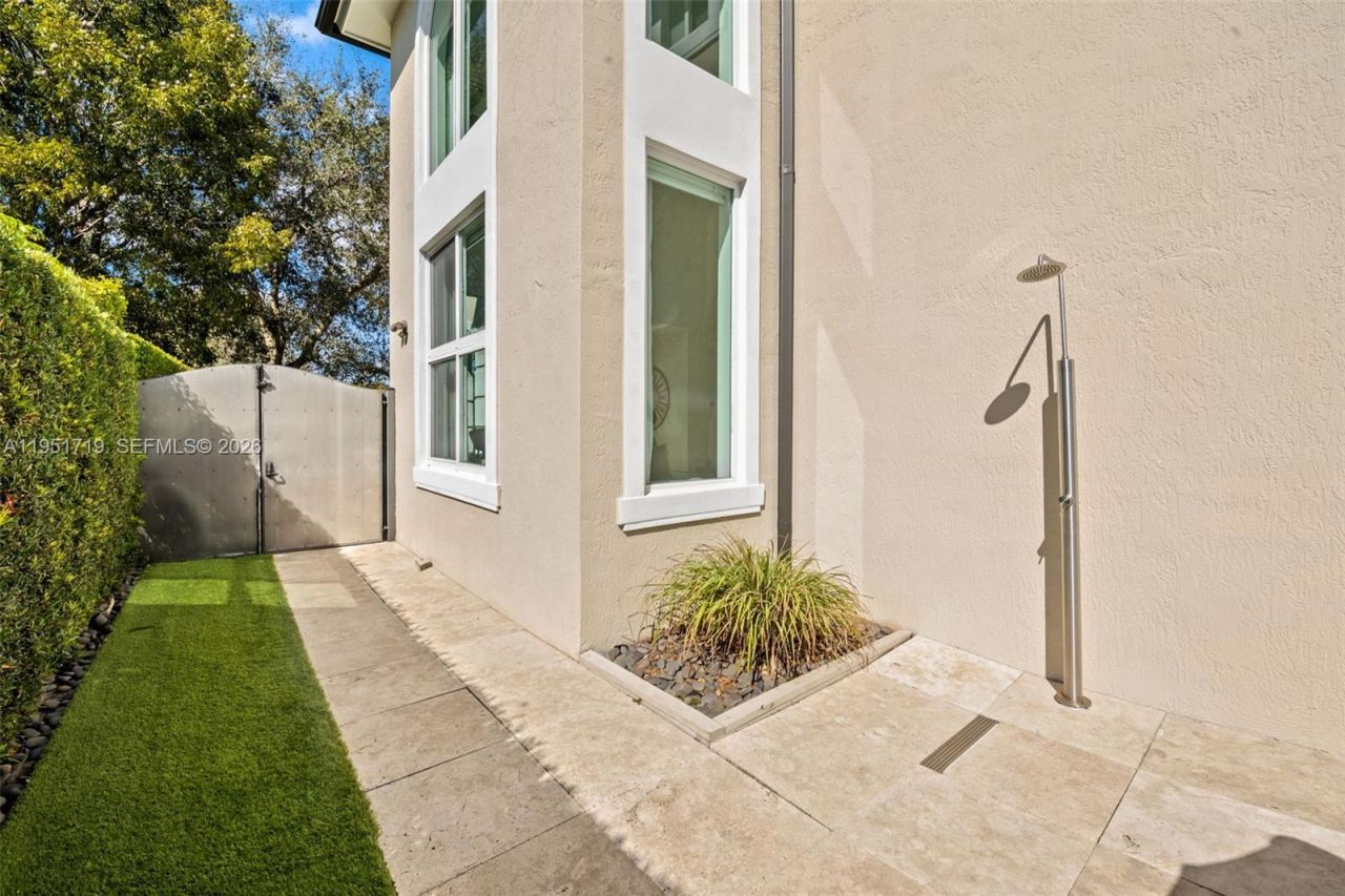 6061 SW 13th St , West Miami, FL 33144 Photo