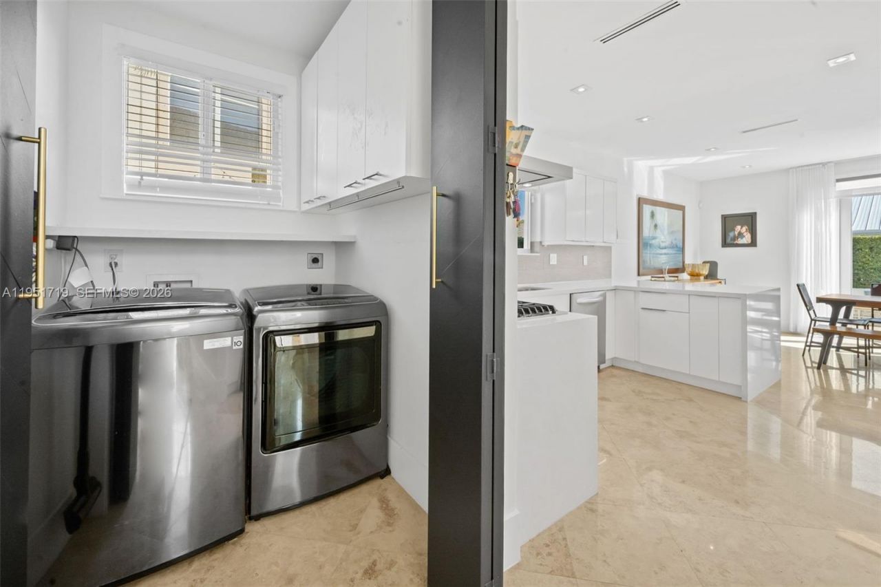 6061 SW 13th St , West Miami, FL 33144 Photo