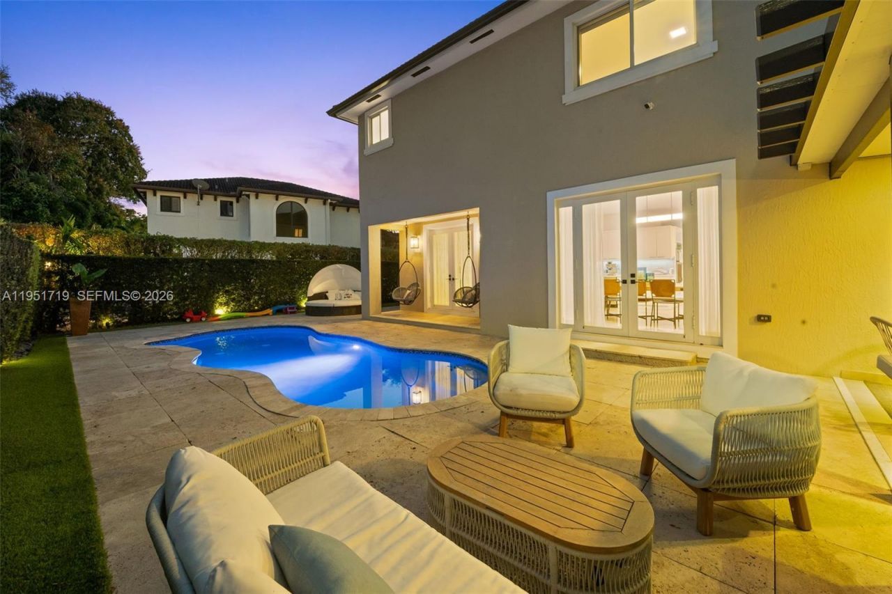 6061 SW 13th St , West Miami, FL 33144 Photo