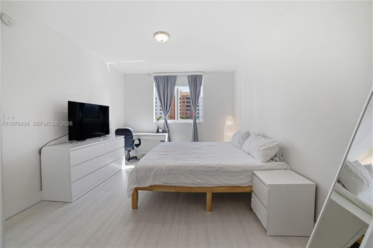 2775 NE 187th St, Unit 625, Aventura, FL 33180 Photo