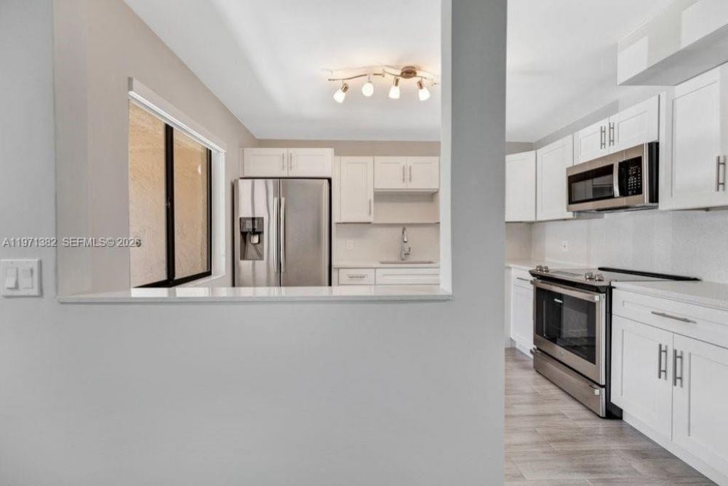 380 Racquet Club Rd , Unit 105, Weston, FL 33326 Photo