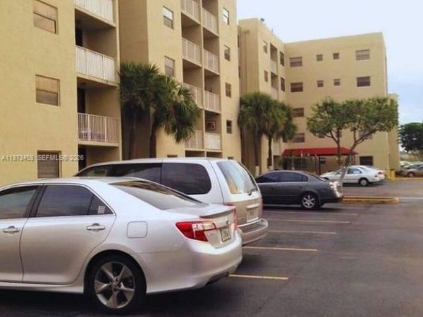 8185 NW 7th St, Unit 404, Miami, FL 33126