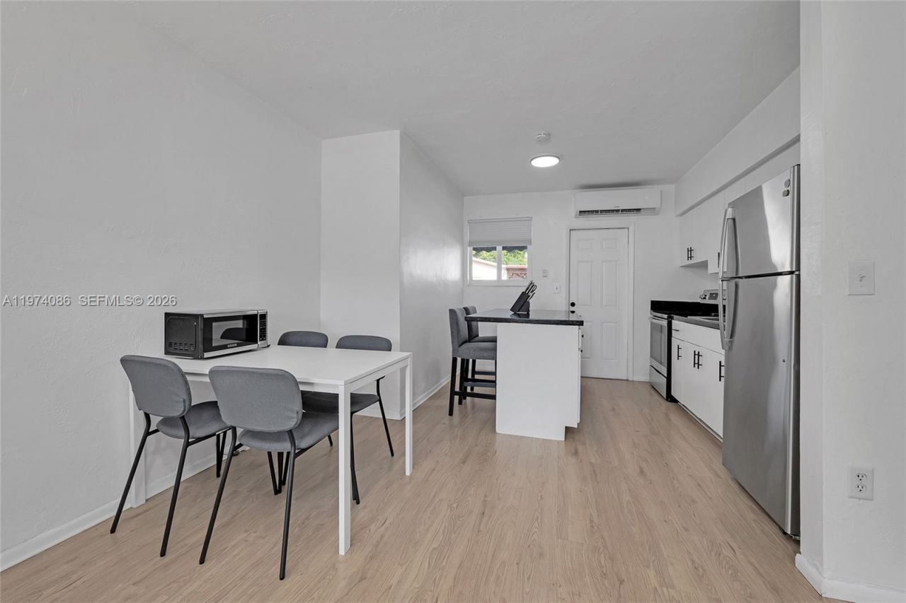 1001 NE 110th St , Unit 1003, Biscayne Park, FL 33161 Photo