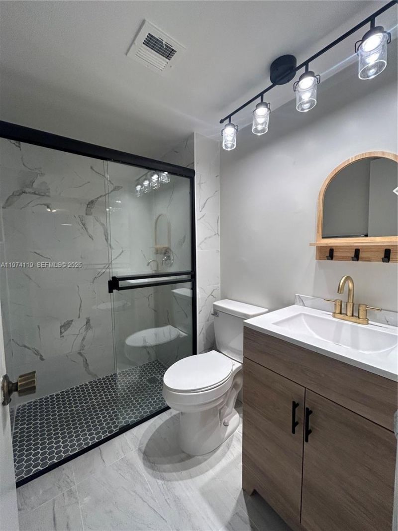 301 Cambridge Rd , Unit 211, Hollywood, FL 33024 Photo