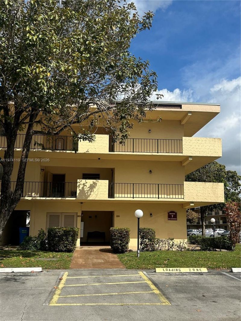 301 Cambridge Rd , Unit 211, Hollywood, FL 33024 Photo