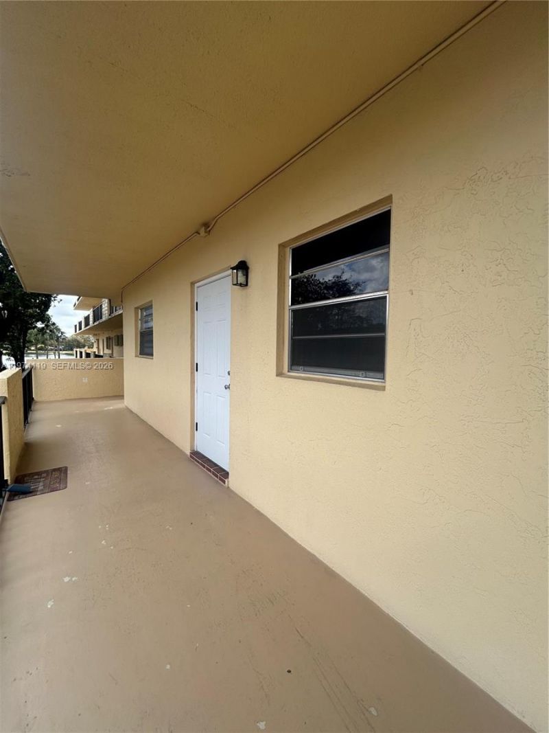 301 Cambridge Rd , Unit 211, Hollywood, FL 33024 Photo