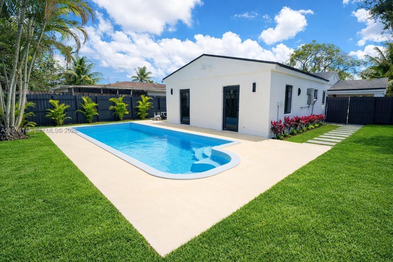 1645 NE 180th St, North Miami Beach, FL 33162 Main Photo