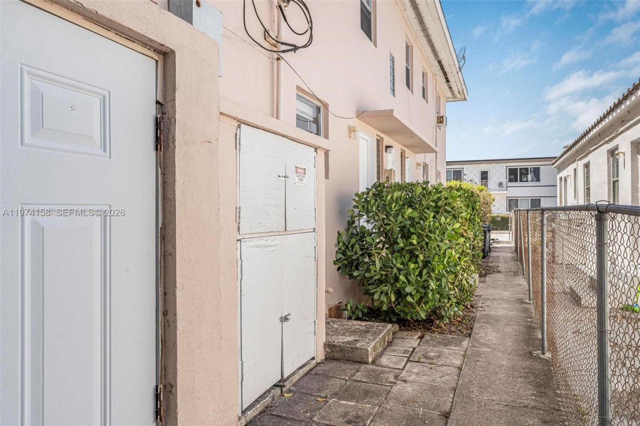 8031 Hawthorne Ave , Miami Beach, FL 33141 Photo