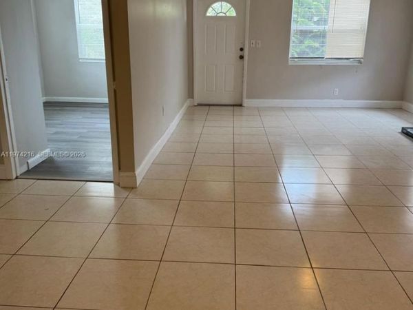 709 NW 1st St , Hallandale Beach, FL 33009
