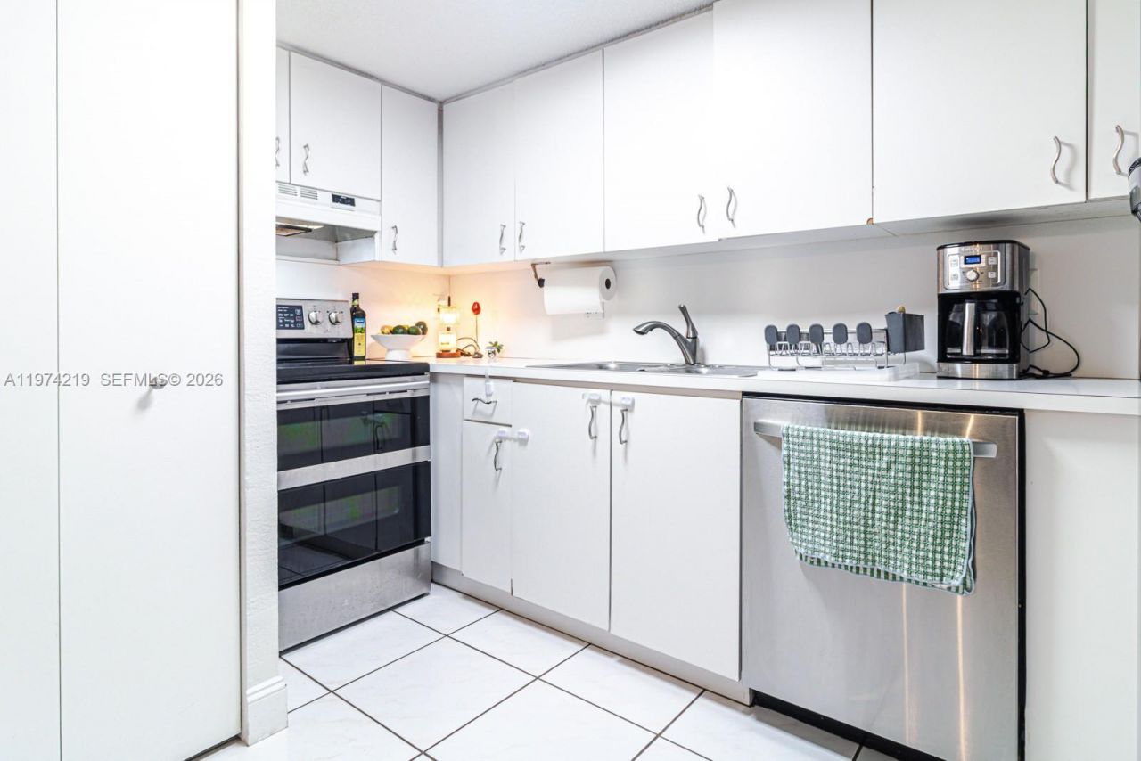 6926 NW 166th Ter , Unit 1302, Miami Lakes, FL 33014 Photo