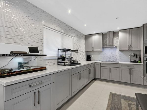 221 NE 212th St , Miami, FL 33179