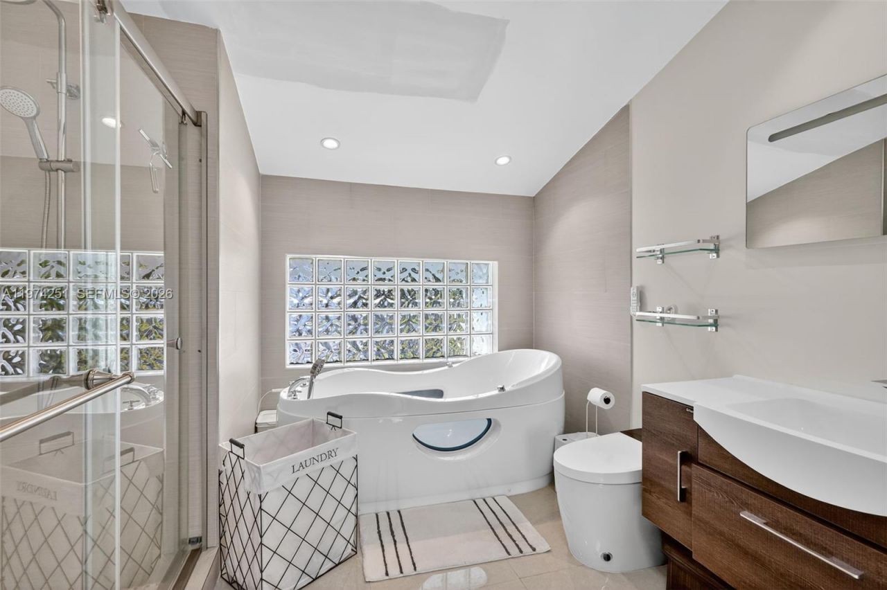 221 NE 212th St , Miami, FL 33179 Photo