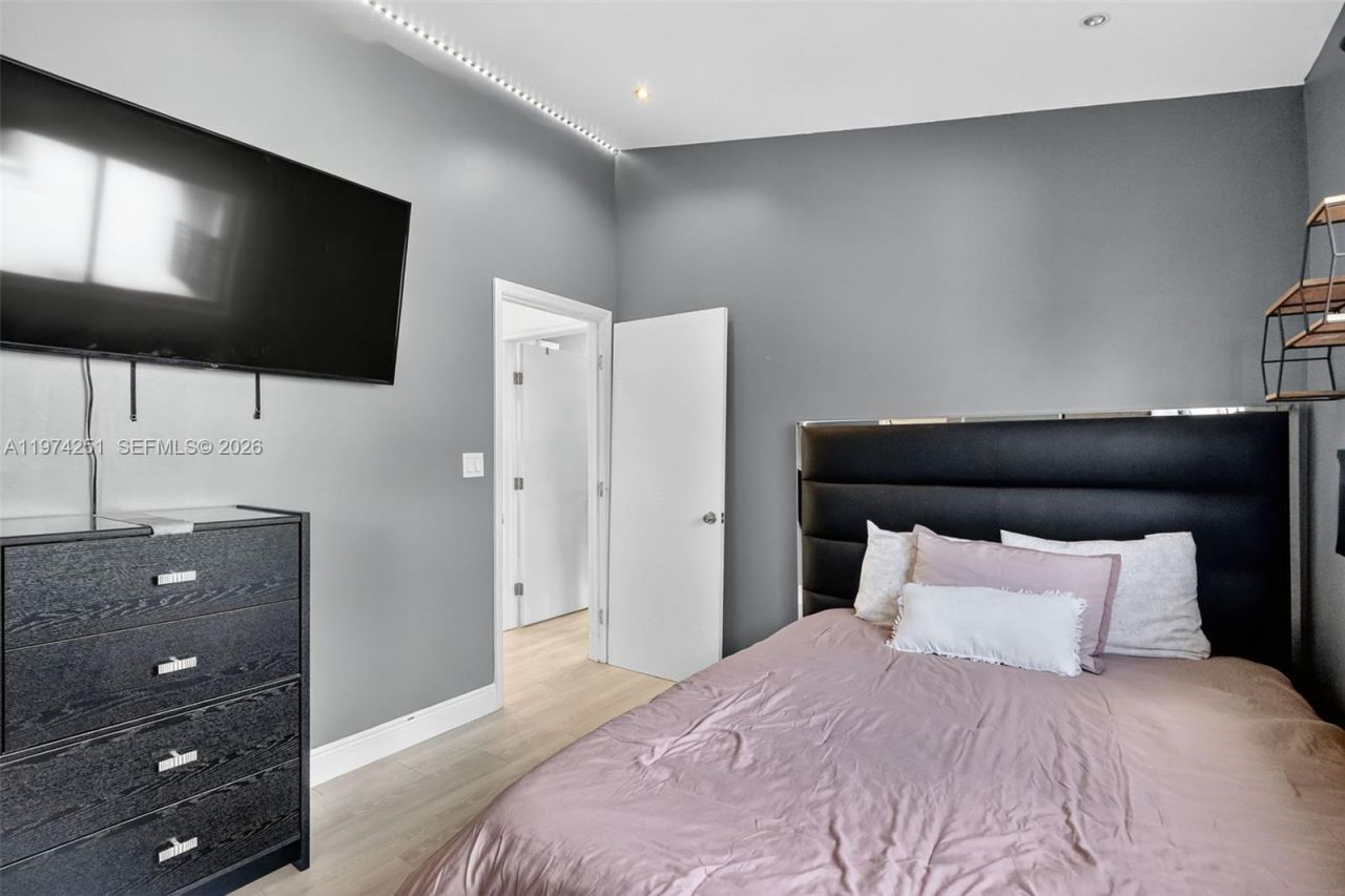 221 NE 212th St , Miami, FL 33179 Photo