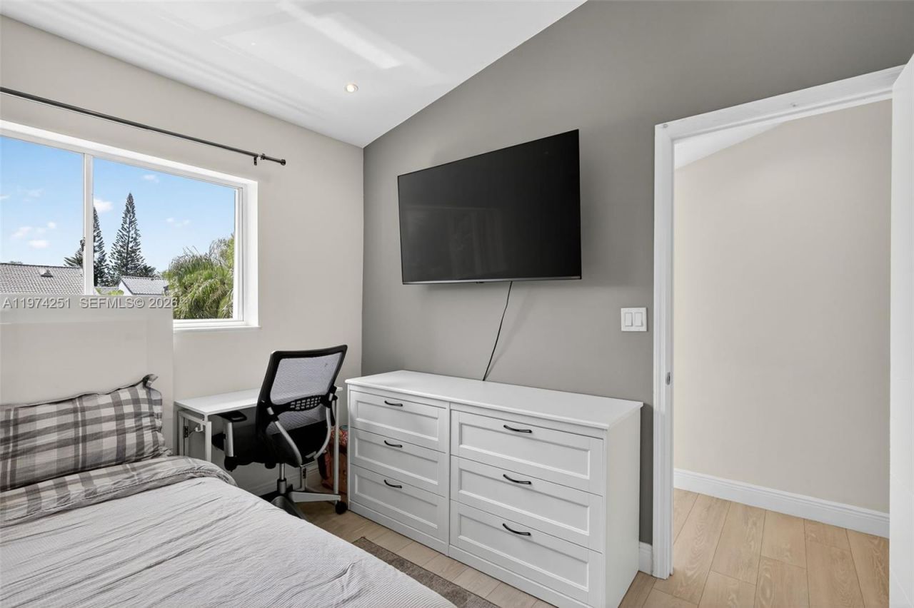 221 NE 212th St , Miami, FL 33179 Photo