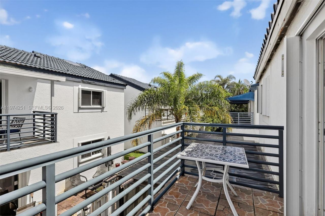 221 NE 212th St , Miami, FL 33179 Photo