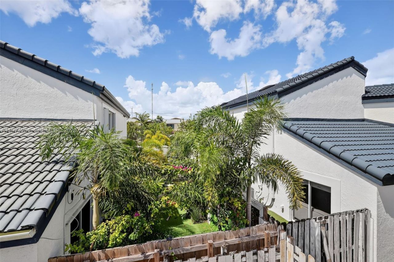 221 NE 212th St , Miami, FL 33179 Photo