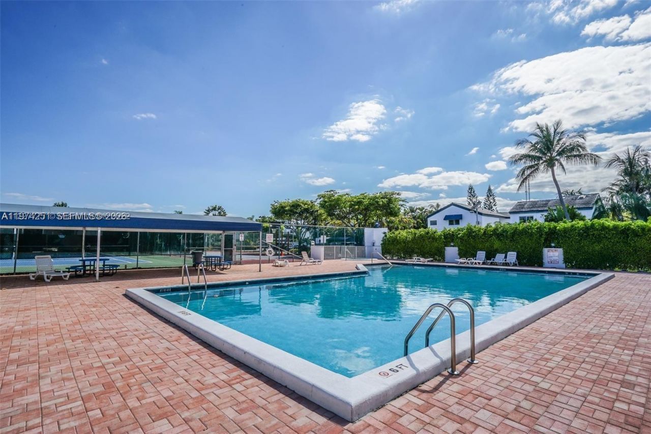 221 NE 212th St , Miami, FL 33179 Photo