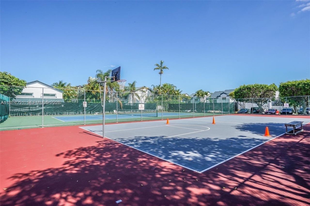 221 NE 212th St , Miami, FL 33179 Photo