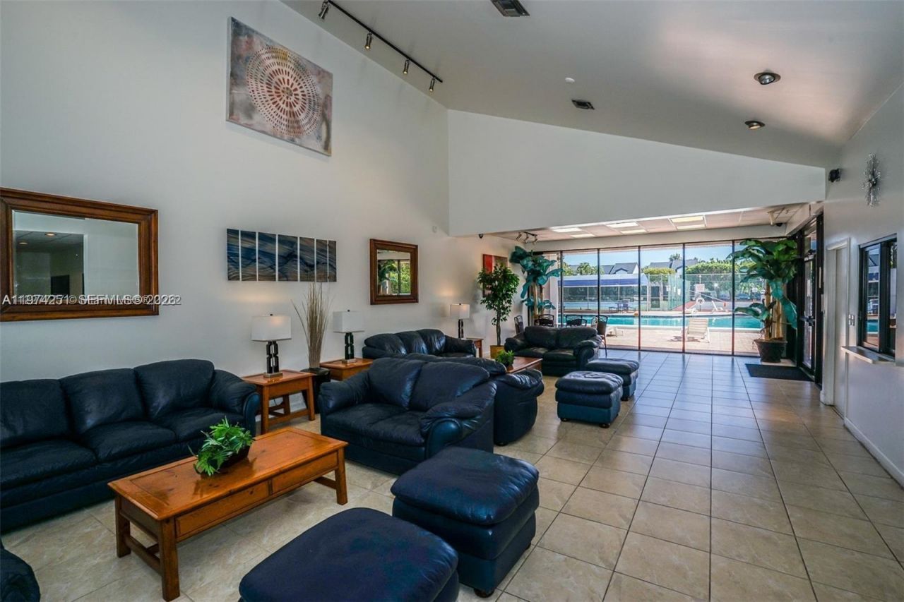 221 NE 212th St , Miami, FL 33179 Photo