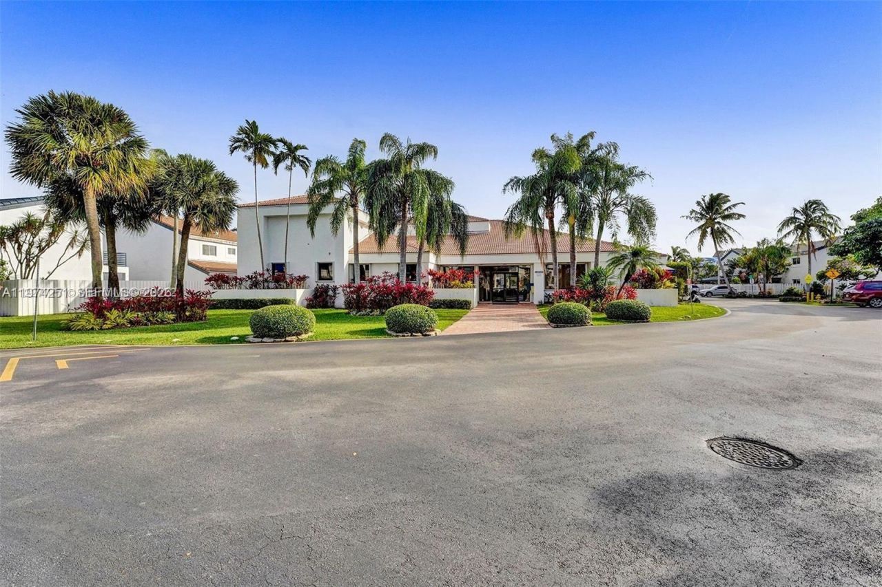 221 NE 212th St , Miami, FL 33179 Photo