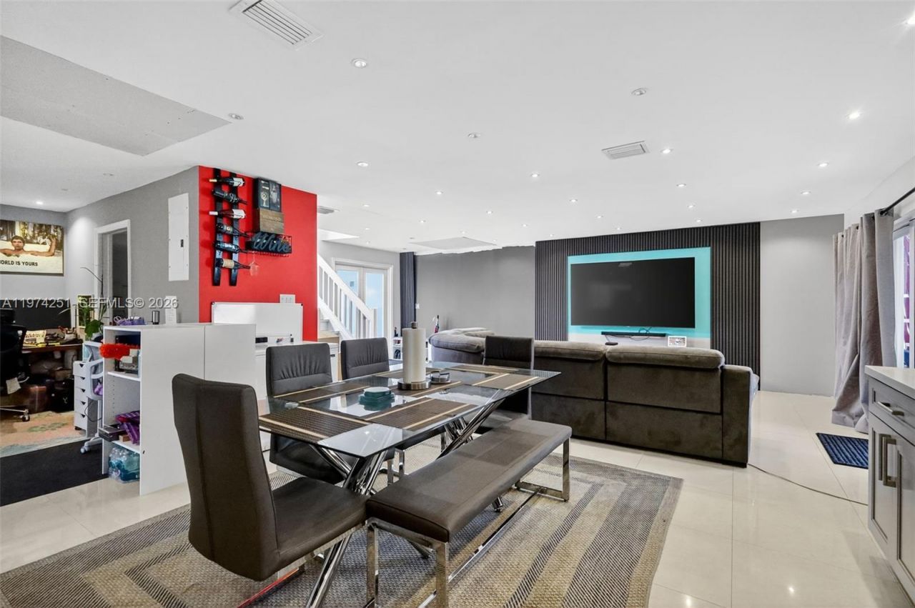 221 NE 212th St , Miami, FL 33179 Photo