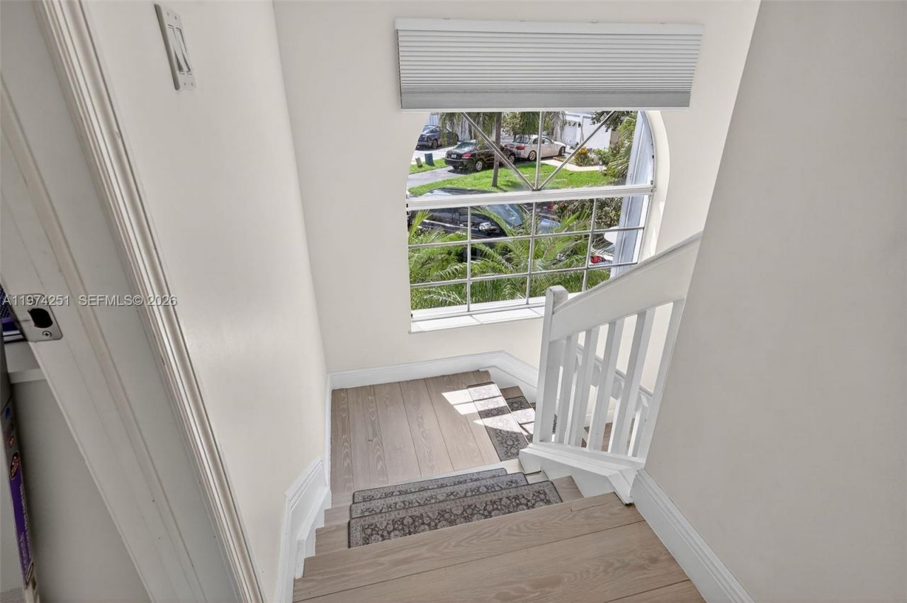 221 NE 212th St , Miami, FL 33179 Photo