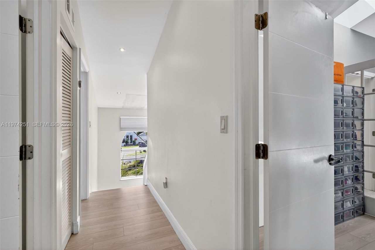 221 NE 212th St , Miami, FL 33179 Photo