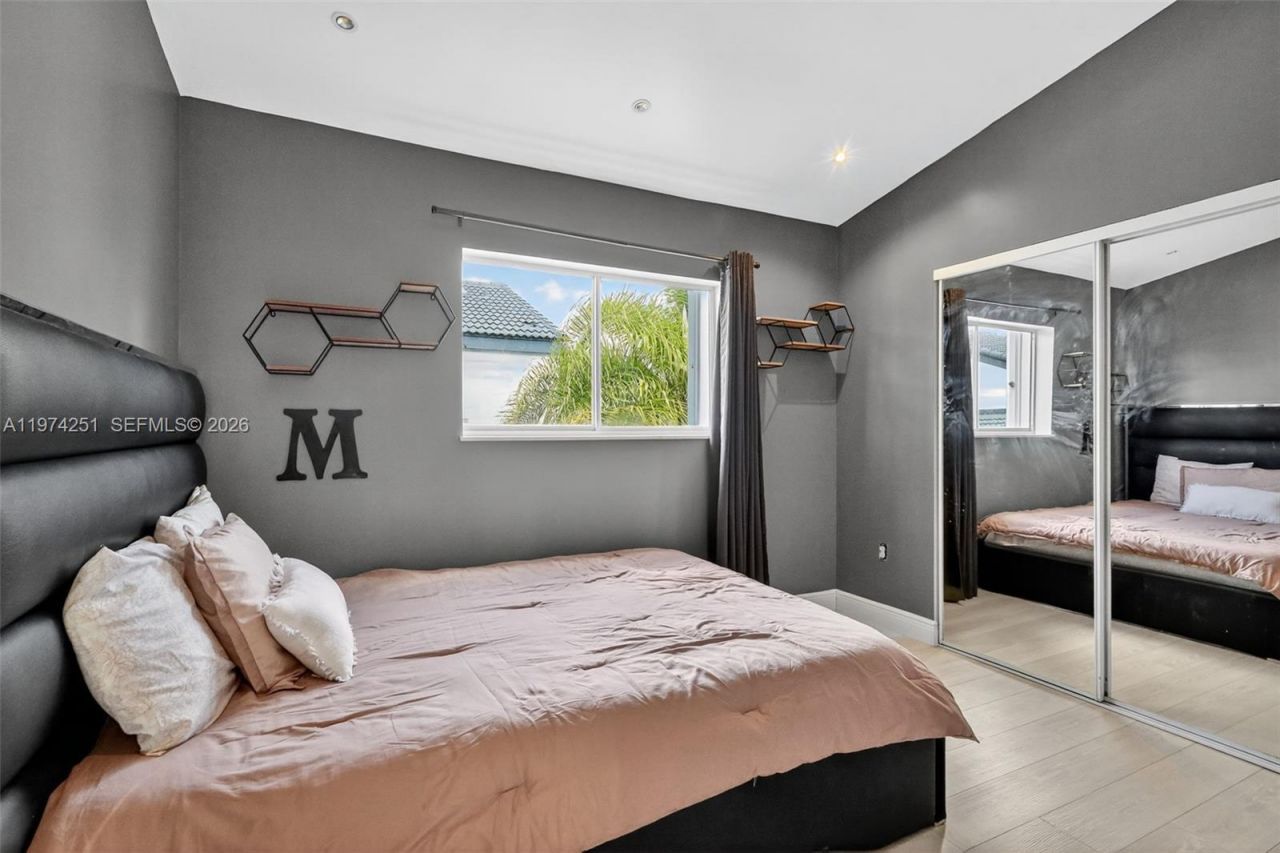 221 NE 212th St , Miami, FL 33179 Photo