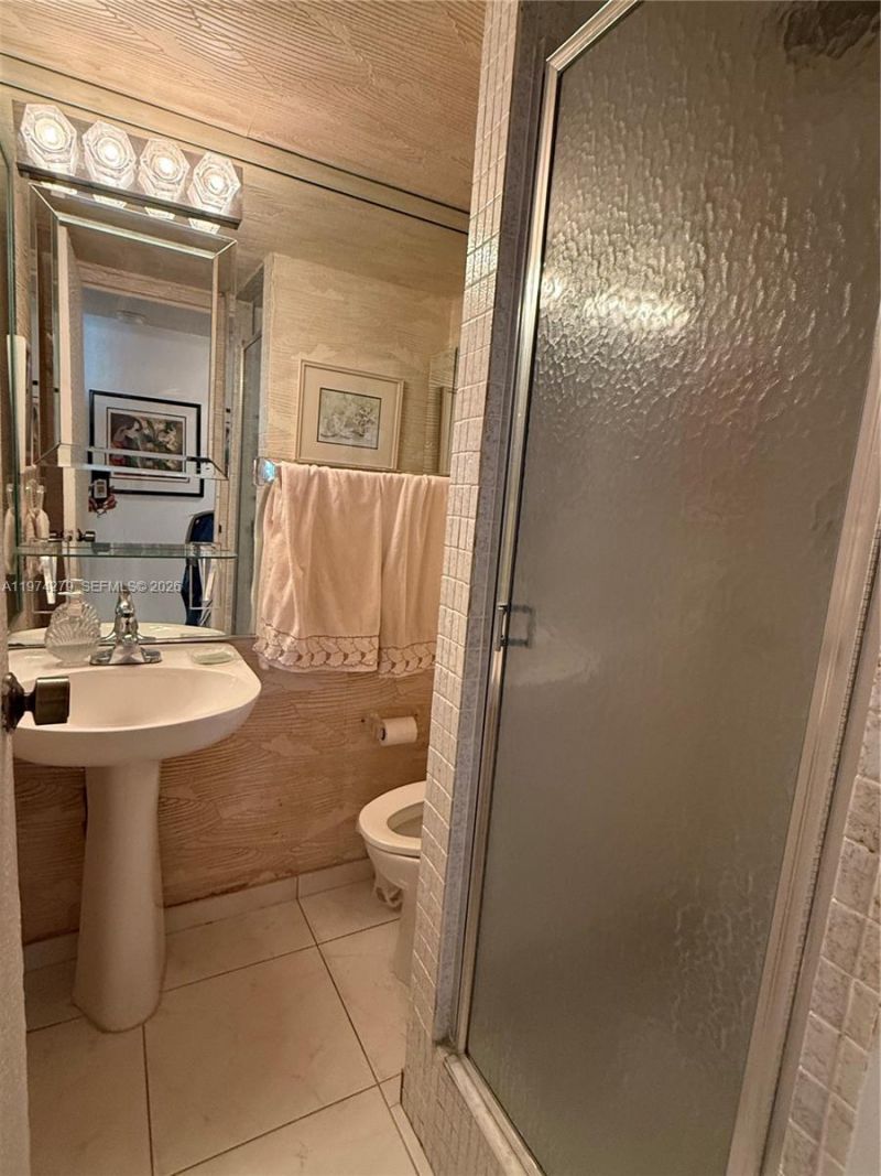 1000 Parkview Dr , Unit 1022, Hallandale Beach, FL 33009 Photo