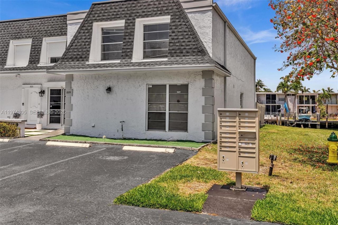 825 NE 26th Ave , Hallandale Beach, FL 33009 Photo