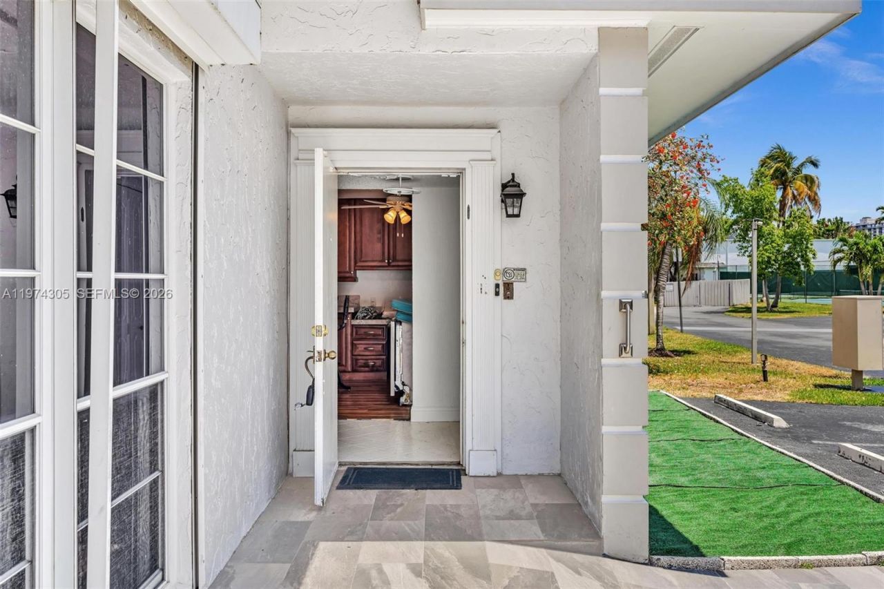 825 NE 26th Ave , Hallandale Beach, FL 33009 Photo