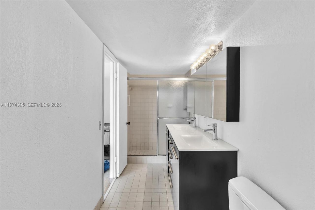 825 NE 26th Ave , Hallandale Beach, FL 33009 Photo