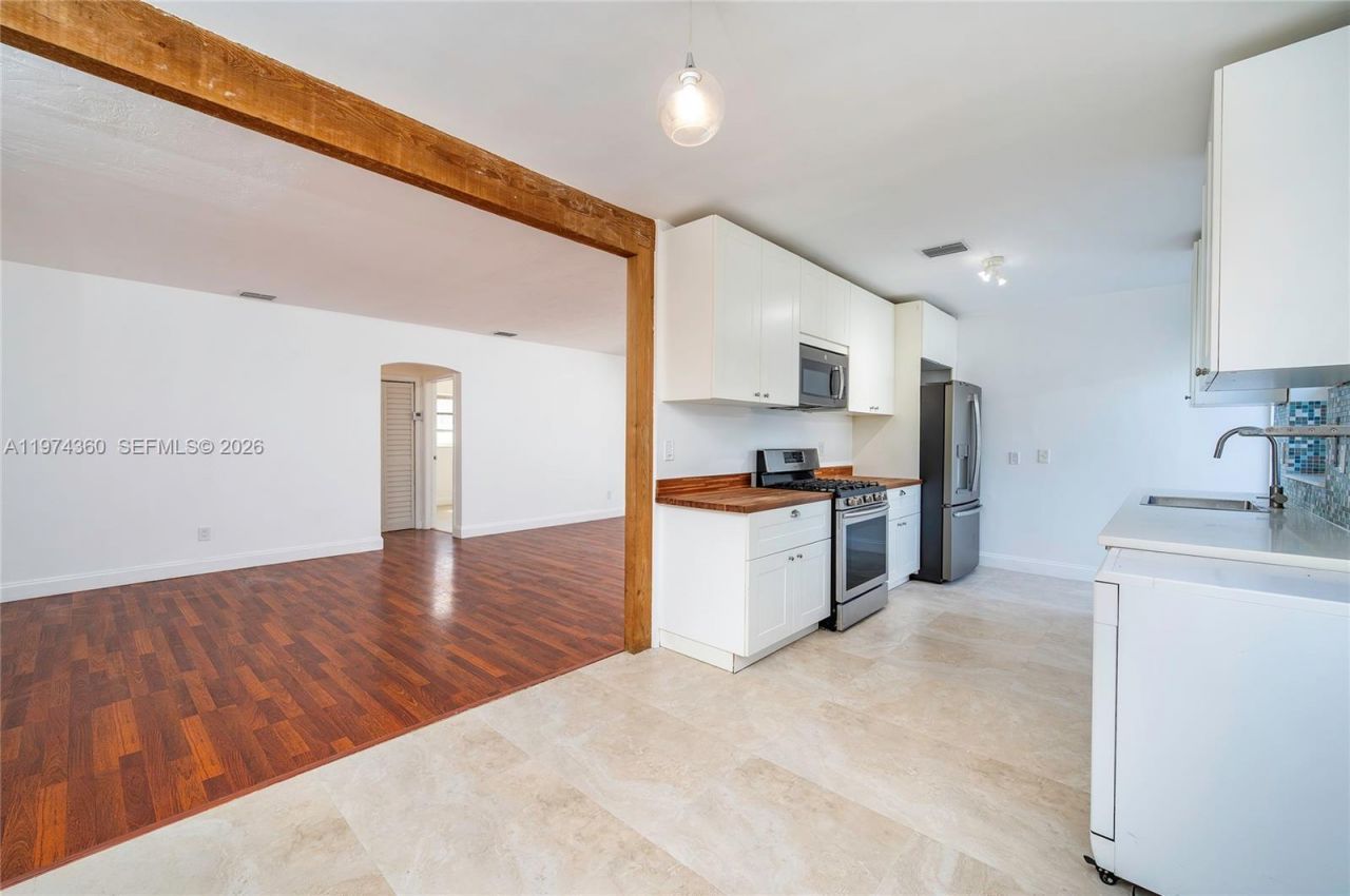 7027 Trouville Esplanade, Miami Beach, FL 33141 Photo